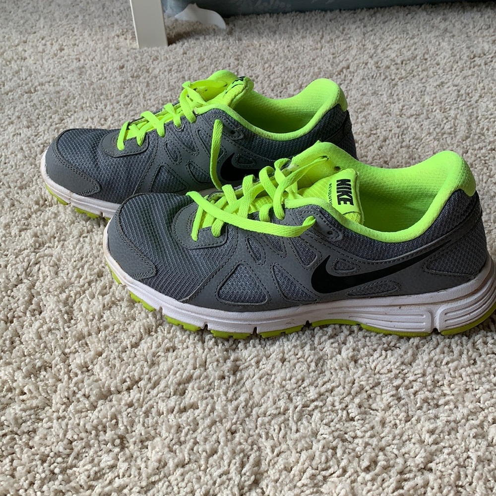 Barely worn Nike tennis shoes